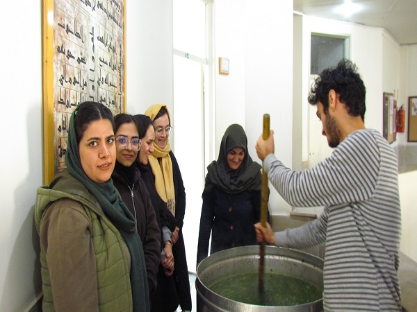 پخت و توزیع آش نذری در دانشکده هنر و معماری دانشگاه