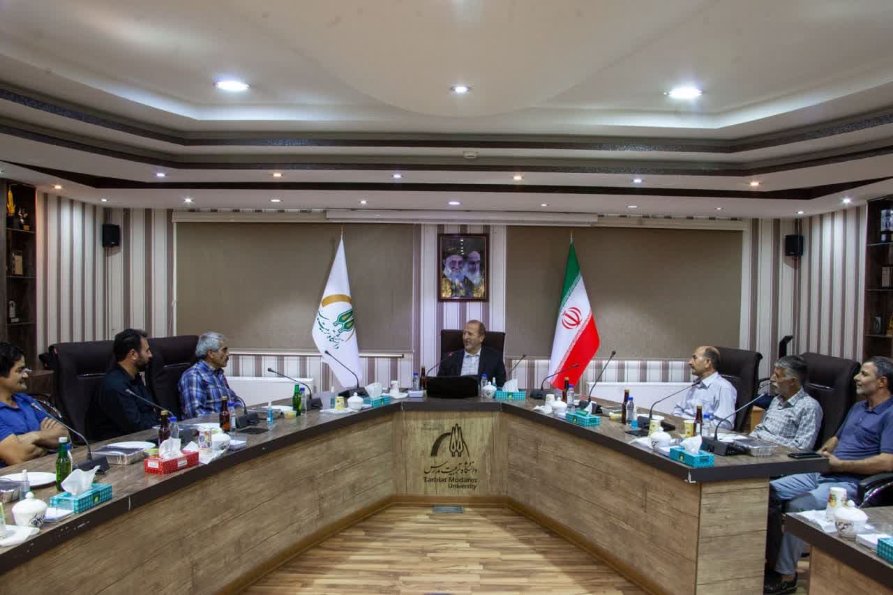 نشست صمیمانه رییس دانشگاه با کارکنان باغبانی 